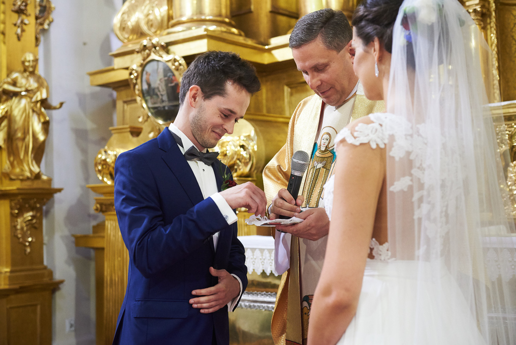 ceremonia ślubna nakładanie obrączek