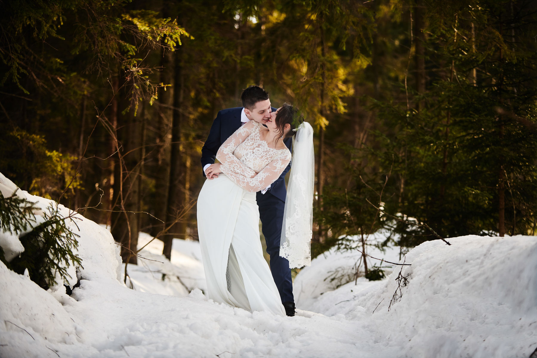 sesja ślubna w śniegu w zimie